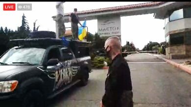 Photo of “Чи дотримується він карантинних заходів.” До будинку Зеленського приїхали мітингуючі підприємці
